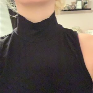 Sleeveless turtleneck